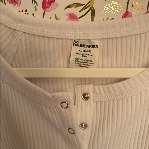 No Boundaries woman’s white cap sleeve Henley top . P to P 19 in. 4 front snaps - Picture 3 of 5